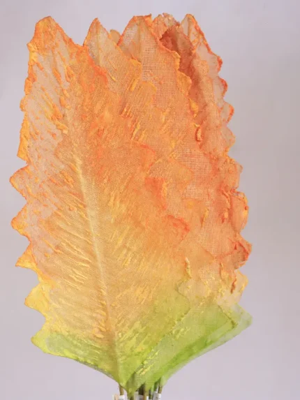 Cinta navideña plateada de 10 yardas con elegantes rayas diagonales. Fabricada en tela de raso con bordes de hilo metálico para mayor firmeza y brillo. - Cintas Envios a Bogotá y toda Colombia | Dkora Colombia