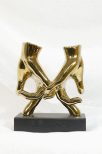 Manos entrelazada – Dorado - Amor y Amistad Envios a Bogotá y toda Colombia | Dkora Colombia