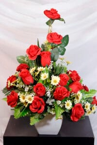 Rosas con follaje verde y blanco - Amor y Amistad Envios a Bogotá y toda Colombia | Dkora Colombia