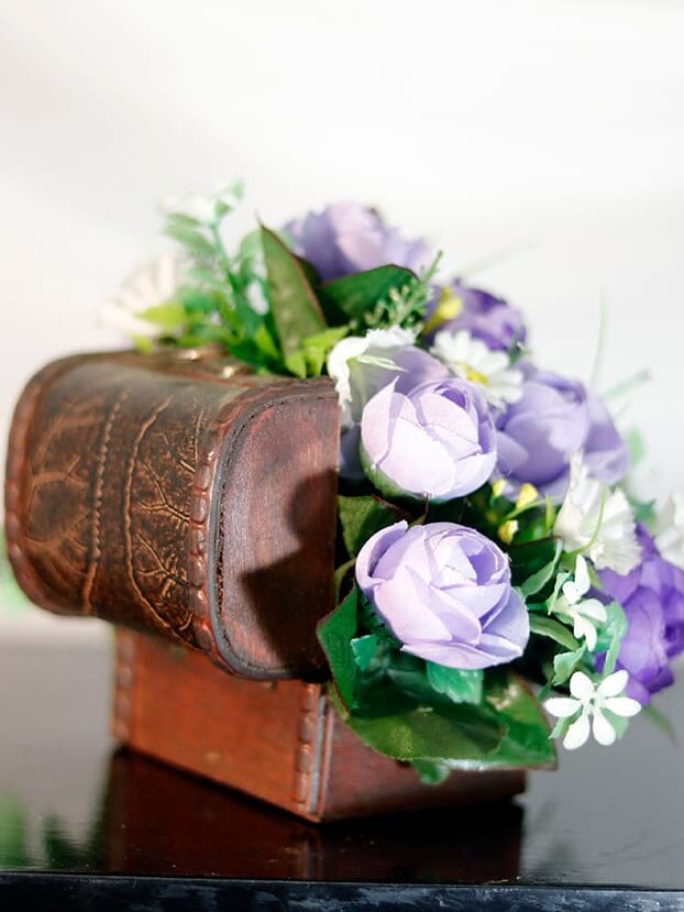 Baúl Pequeño con Rosas - Amor y Amistad Envios a Bogotá y toda Colombia | Dkora Colombia