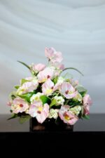 Baúl pequeño con mini Orquídeas - Amor y Amistad Envios a Bogotá y toda Colombia | Dkora Colombia