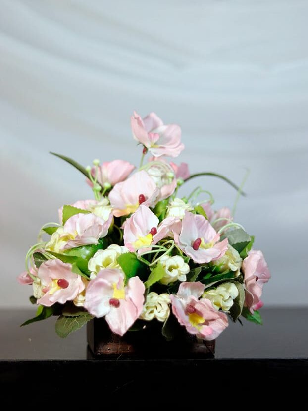 Baúl pequeño con mini Orquídeas - Amor y Amistad Envios a Bogotá y toda Colombia | Dkora Colombia