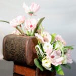 Baúl pequeño con Peonias - Amor y Amistad Envios a Bogotá y toda Colombia | Dkora Colombia