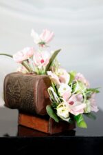 Baúl pequeño con mini Orquídeas - Amor y Amistad Envios a Bogotá y toda Colombia | Dkora Colombia