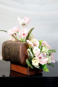 Baúl pequeño con mini Orquídeas - Amor y Amistad Envios a Bogotá y toda Colombia | Dkora Colombia