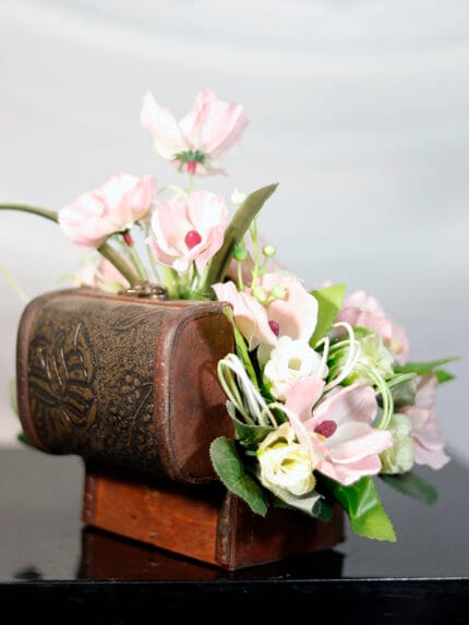 Baúl pequeño con mini Orquídeas - Amor y Amistad Envios a Bogotá y toda Colombia | Dkora Colombia