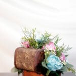 Baúl pequeño con mini Orquídeas - Amor y Amistad Envios a Bogotá y toda Colombia | Dkora Colombia