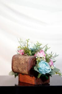 Baúl pequeño con Peonias - Amor y Amistad Envios a Bogotá y toda Colombia | Dkora Colombia