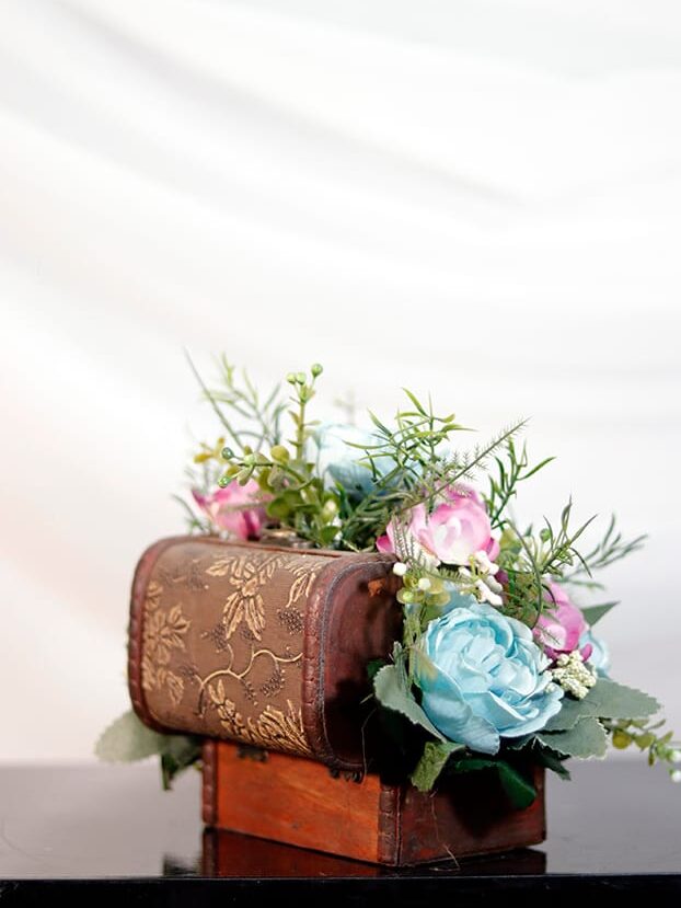 Baúl pequeño con Peonias - Amor y Amistad Envios a Bogotá y toda Colombia | Dkora Colombia