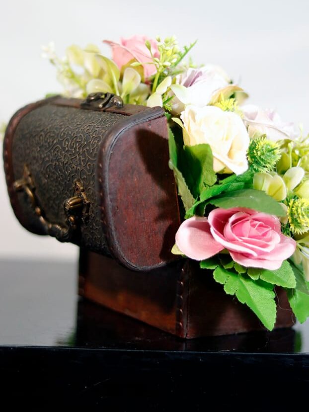 Baúl con Rosas y Follaje amarillo - Amor y Amistad Envios a Bogotá y toda Colombia | Dkora Colombia