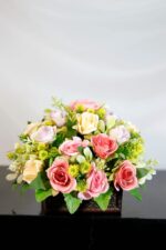 Baúl con Rosas y Follaje amarillo - Amor y Amistad Envios a Bogotá y toda Colombia | Dkora Colombia