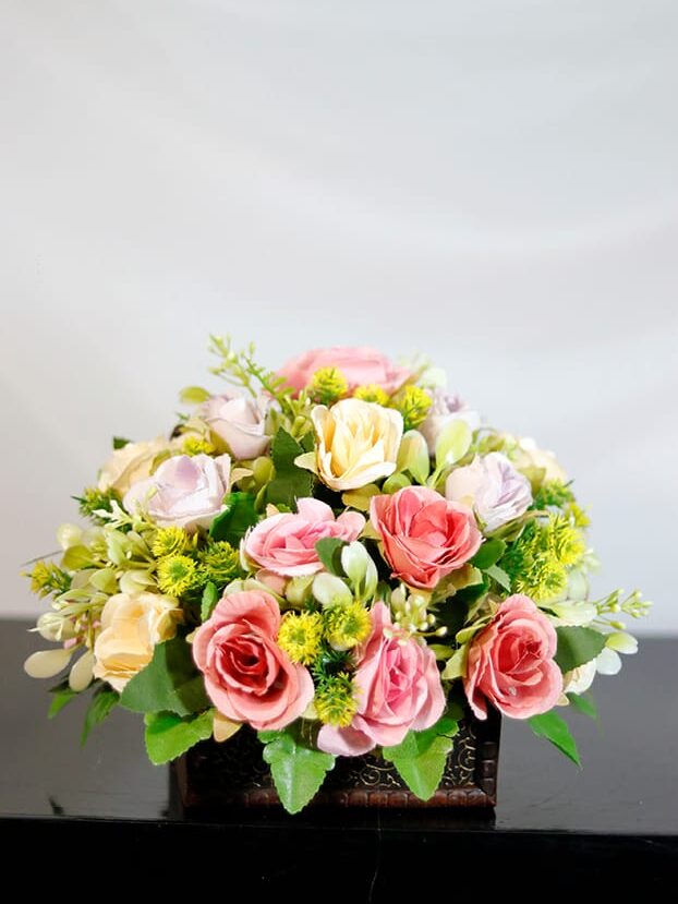 Baúl con Rosas y Follaje amarillo - Amor y Amistad Envios a Bogotá y toda Colombia | Dkora Colombia