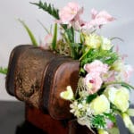 Baúl con Rosas y Follaje amarillo - Amor y Amistad Envios a Bogotá y toda Colombia | Dkora Colombia