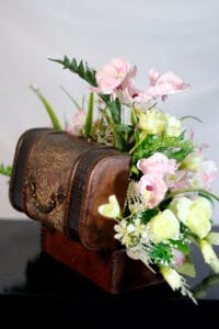 Baúl grande con Tulipanes - Amor y Amistad Envios a Bogotá y toda Colombia | Dkora Colombia