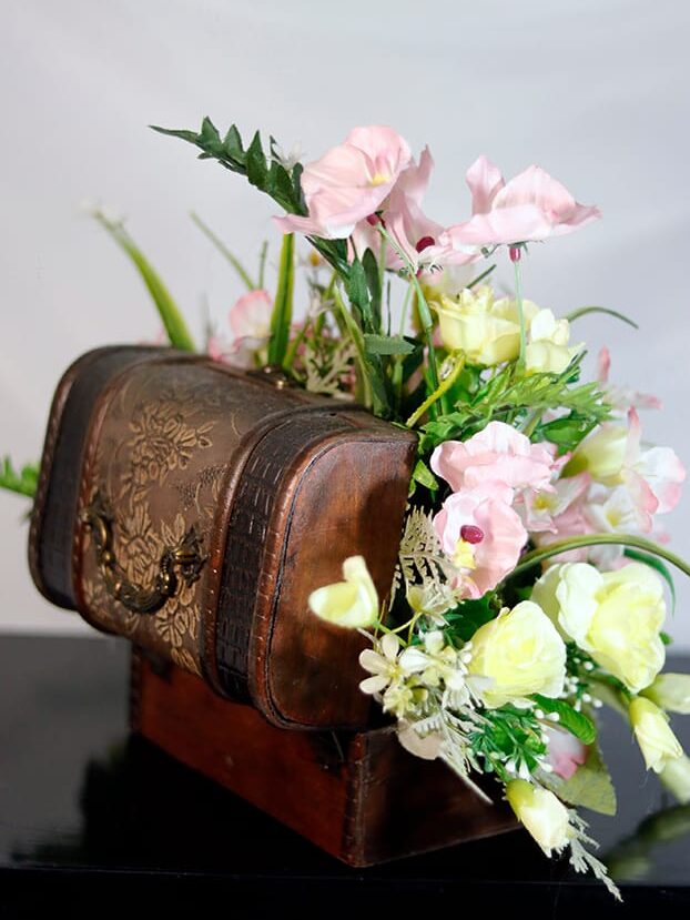 Baúl grande con Tulipanes - Amor y Amistad Envios a Bogotá y toda Colombia | Dkora Colombia