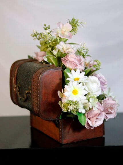 Baúl grande con rosas - Amor y Amistad Envios a Bogotá y toda Colombia | Dkora Colombia