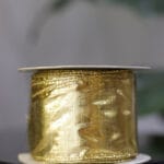 Cinta satinada brillante morado oscuro, borde con hilo dorado, 10 yardas - Cintas Envios a Bogotá y toda Colombia | Dkora Colombia