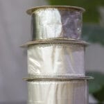 Cinta de organza azul translúcida con flores plateadas y borde alambrado - Cintas Envios a Bogotá y toda Colombia | Dkora Colombia