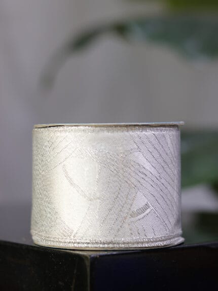 Cinta navideña plateada de 10 yardas con elegantes rayas diagonales. Fabricada en tela de raso con bordes de hilo metálico para mayor firmeza y brillo. - Cintas Envios a Bogotá y toda Colombia | Dkora Colombia