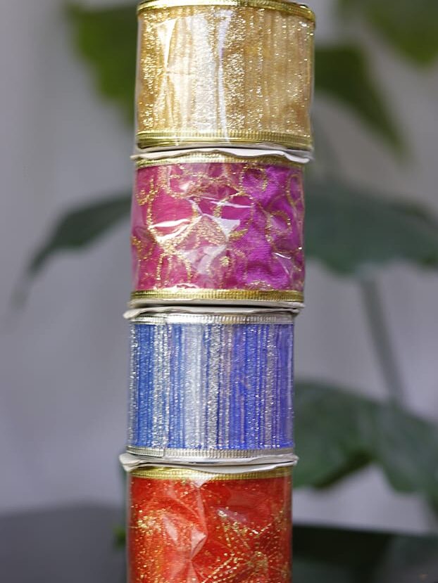 Cinta de organza dorada con rayas escarchadas y brillo elegante - Cintas Envios a Bogotá y toda Colombia | Dkora Colombia