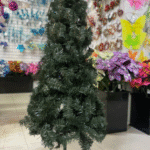 Árbol de Navidad de 1.8 Metros Bicolor con Puntas Nevadas y Racimos de Cerezas - Árboles de Navidad Envios a Bogotá y toda Colombia | Dkora Colombia