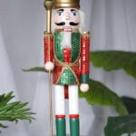 Cascanueces de 50cm traje en gamuza - Decora tu Navidad Envios a Bogotá y toda Colombia | Dkora Colombia