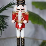 Cascanueces de 30cm en madera con apliques en lentejuelas - Decora tu Navidad Envios a Bogotá y toda Colombia | Dkora Colombia