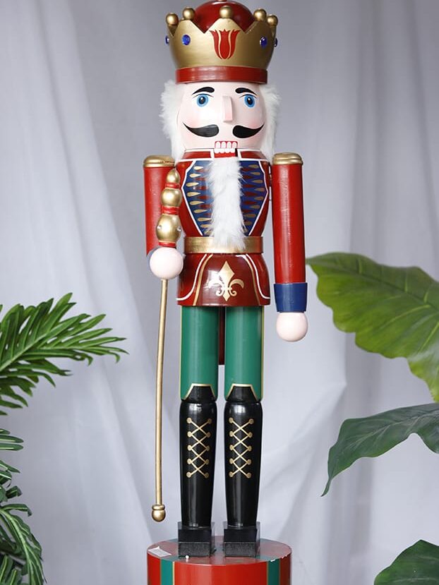 Cascanueces de 90cm en madera pintado. - Decora tu Navidad Envios a Bogotá y toda Colombia | Dkora Colombia