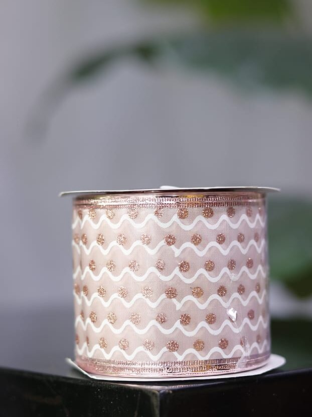 Cinta 10 yardas – Organza oro rosa con ondas blancas, puntos dorados y borde dorado - Cintas Envios a Bogotá y toda Colombia | Dkora Colombia