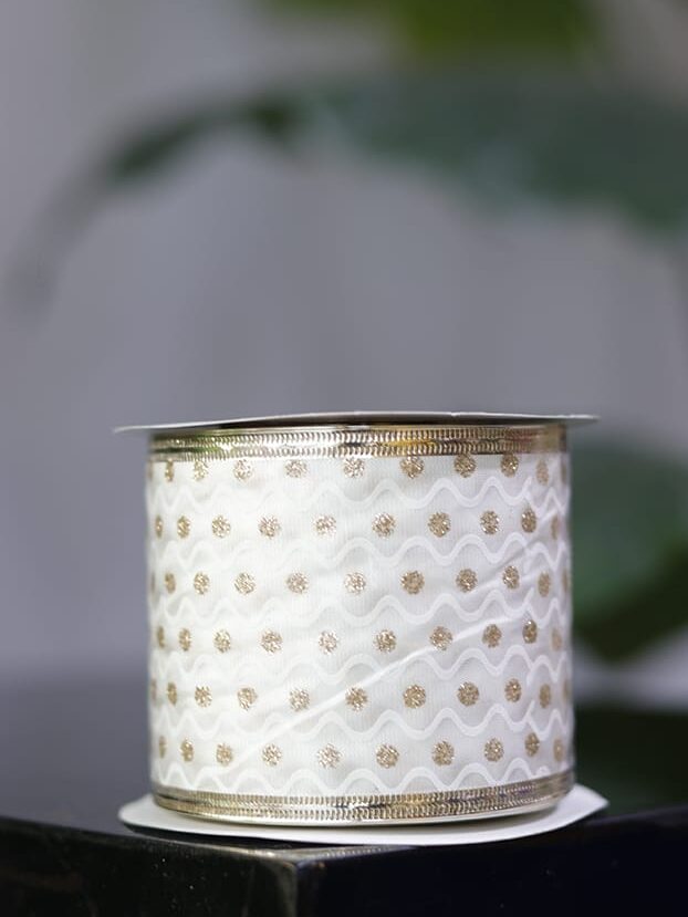 Cinta 10 yardas – Organza blanca con ondas blancas, puntos dorados y borde dorado - Cintas Envios a Bogotá y toda Colombia | Dkora Colombia