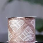 Cinta de organza con líneas rojas y blancas, borde alambrado - Cintas Envios a Bogotá y toda Colombia | Dkora Colombia