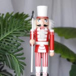 Cascanueces de 30cm en madera con apliques en lentejuelas - Decora tu Navidad Envios a Bogotá y toda Colombia | Dkora Colombia