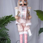 Cinta navideña plateada de 10 yardas con elegantes rayas diagonales. Fabricada en tela de raso con bordes de hilo metálico para mayor firmeza y brillo. - Cintas Envios a Bogotá y toda Colombia | Dkora Colombia