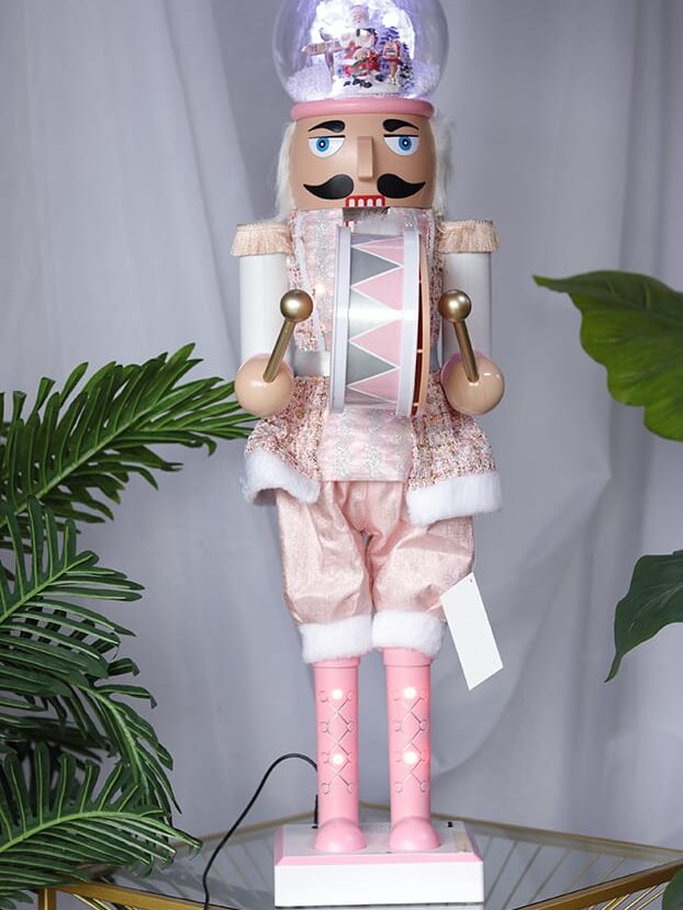 Cascanueces de 85cm con esfera de nieve con figuras- Rosado - Decora tu Navidad Envios a Bogotá y toda Colombia | Dkora Colombia