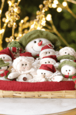 Canasta Muñecos Nieve con 12 figuras navideñas entre noel, nieve y angeles. - Decora tu Navidad Envios a Bogotá y toda Colombia | Dkora Colombia