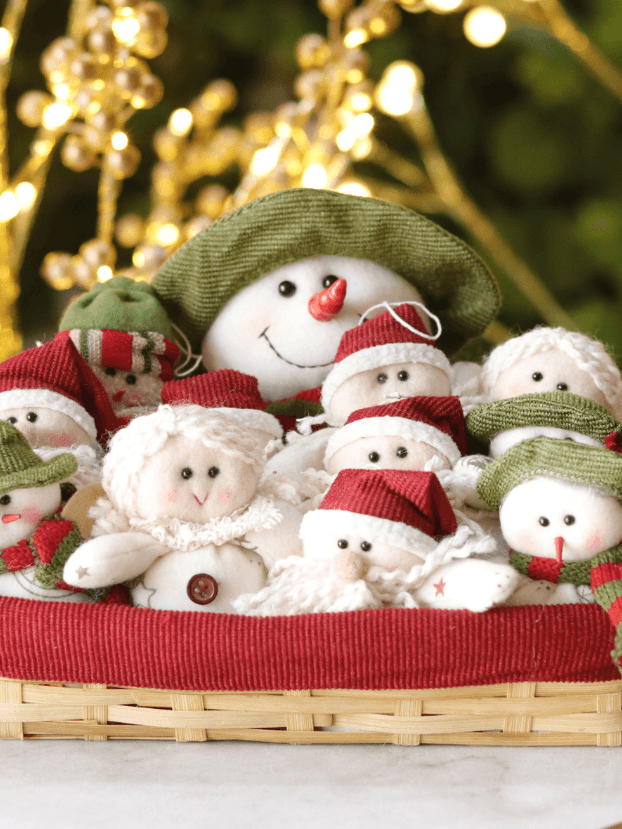 Canasta Muñecos Nieve con 12 figuras navideñas entre noel, nieve y angeles. - Decora tu Navidad Envios a Bogotá y toda Colombia | Dkora Colombia