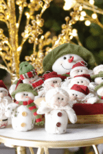 Canasta Muñecos Nieve con 12 figuras navideñas entre noel, nieve y angeles. - Decora tu Navidad Envios a Bogotá y toda Colombia | Dkora Colombia