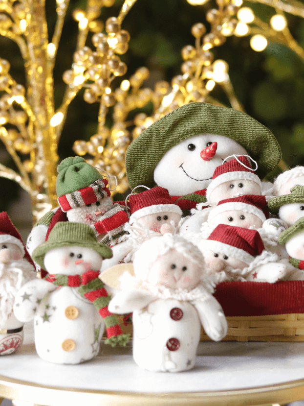 Canasta Muñecos Nieve con 12 figuras navideñas entre noel, nieve y angeles. - Decora tu Navidad Envios a Bogotá y toda Colombia | Dkora Colombia