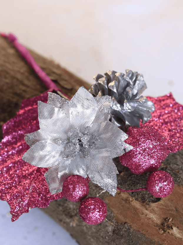 Pick Poinsetia Piña Hojas escarchadas - Decora tu Navidad Envios a Bogotá y toda Colombia | Dkora Colombia