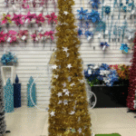 Árbol Tradicional Verde con Puntas Nevadas y Piñas - Árboles de Navidad Envios a Bogotá y toda Colombia | Dkora Colombia