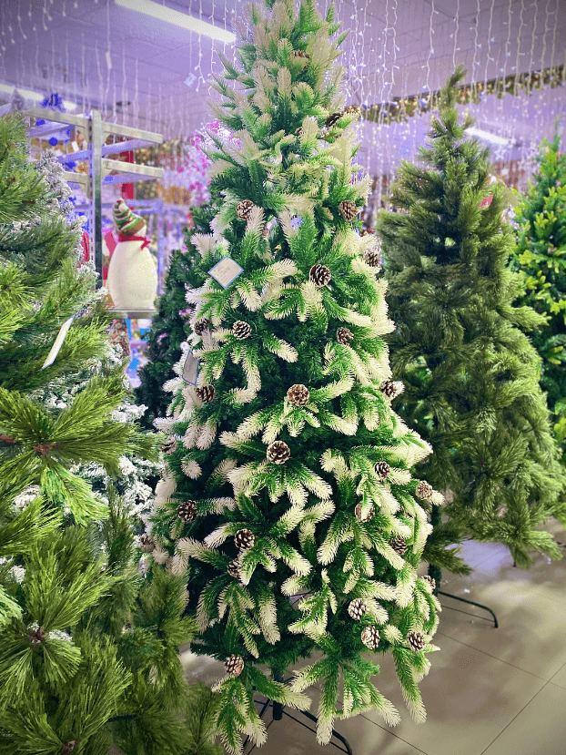 Árbol Tradicional Verde con Puntas Nevadas y Piñas - Árboles de Navidad Envios a Bogotá y toda Colombia | Dkora Colombia