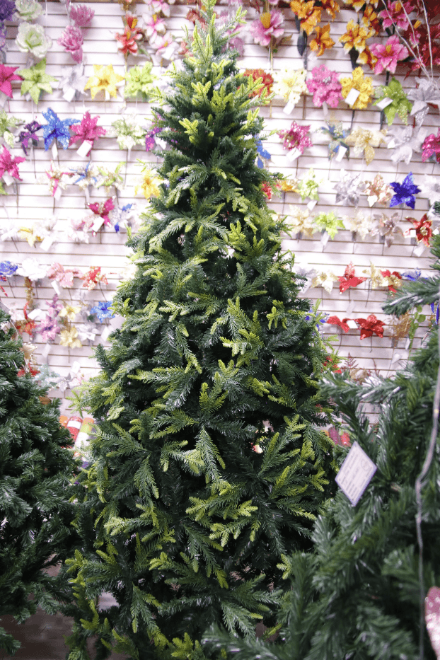 AV177 Árbol tradicional verde de 2,40 m con punta PVC verde claro. - Árboles de Navidad Envios a Bogotá y toda Colombia | Dkora Colombia