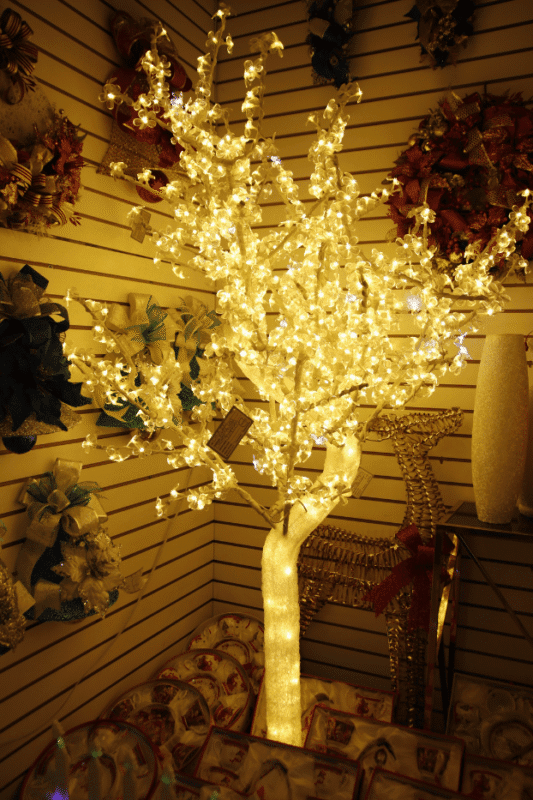 Árbol LED chamizo con ramas acrílicas y flores tipo cerezo. - Árboles de Navidad Envios a Bogotá y toda Colombia | Dkora Colombia