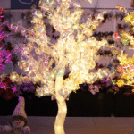 Árbol LED flor de cerezo, 9 ramas, base acrílica - Árboles de Navidad Envios a Bogotá y toda Colombia | Dkora Colombia