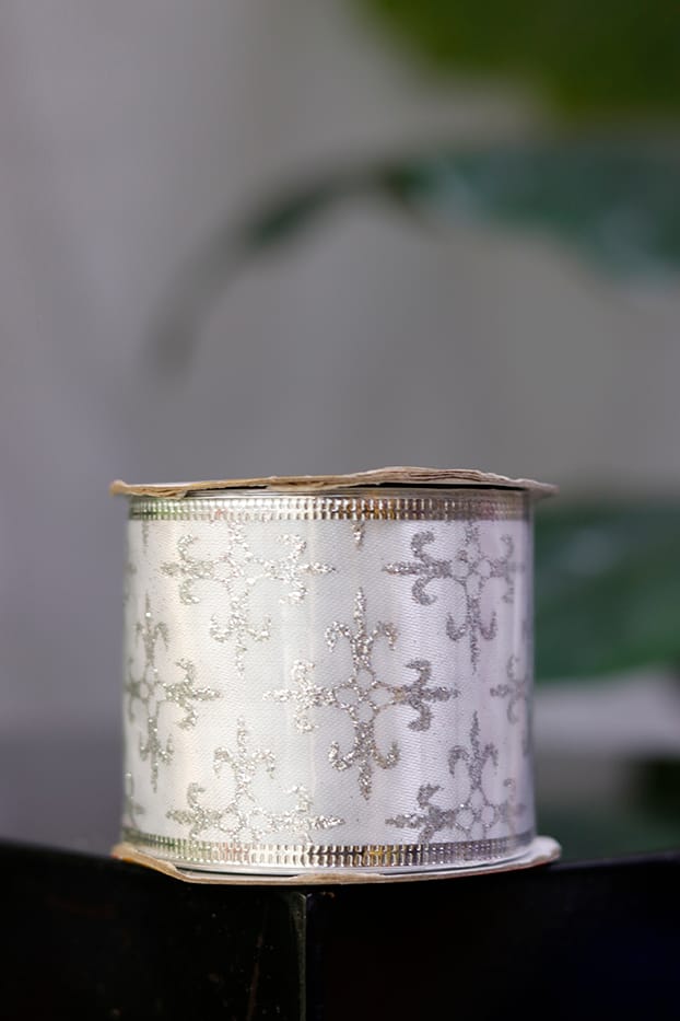 CN2-008-S Cinta de organza blanca con arabescos plateados y borde alambrado - Cintas Envios a Bogotá y toda Colombia | Dkora Colombia