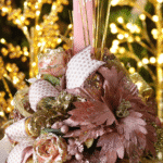 Cinta navideña plateada de 10 yardas con elegantes rayas diagonales. Fabricada en tela de raso con bordes de hilo metálico para mayor firmeza y brillo. - Cintas Envios a Bogotá y toda Colombia | Dkora Colombia