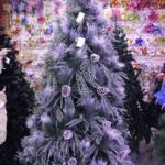 Árbol nevado de lujo de 2,10 m con hoja plana - Árboles de Navidad Envios a Bogotá y toda Colombia | Dkora Colombia