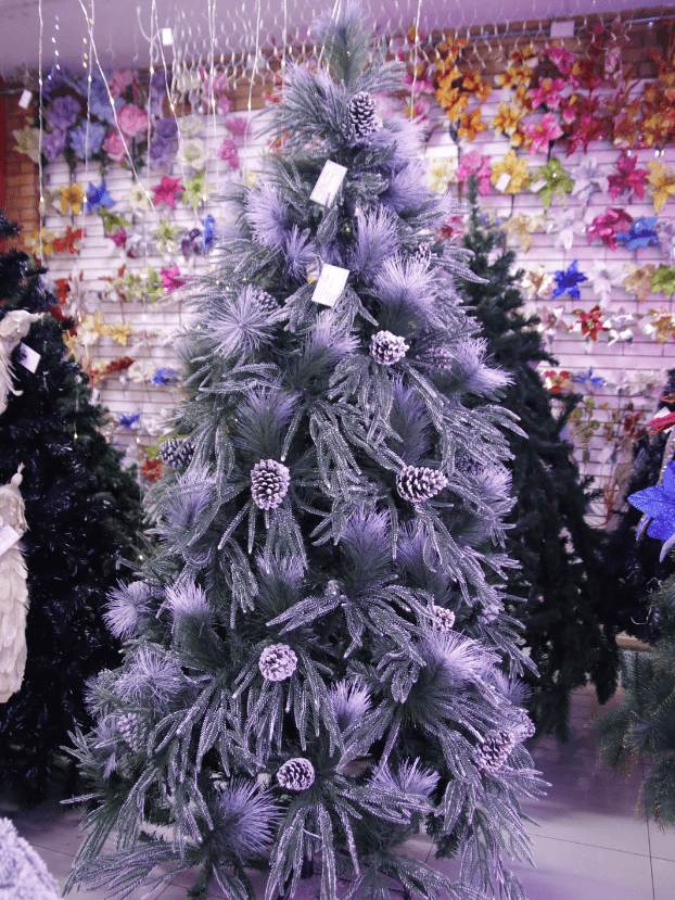 Árbol de lujo semi nevado de 1,80 m con piñas. - Árboles de Navidad Envios a Bogotá y toda Colombia | Dkora Colombia