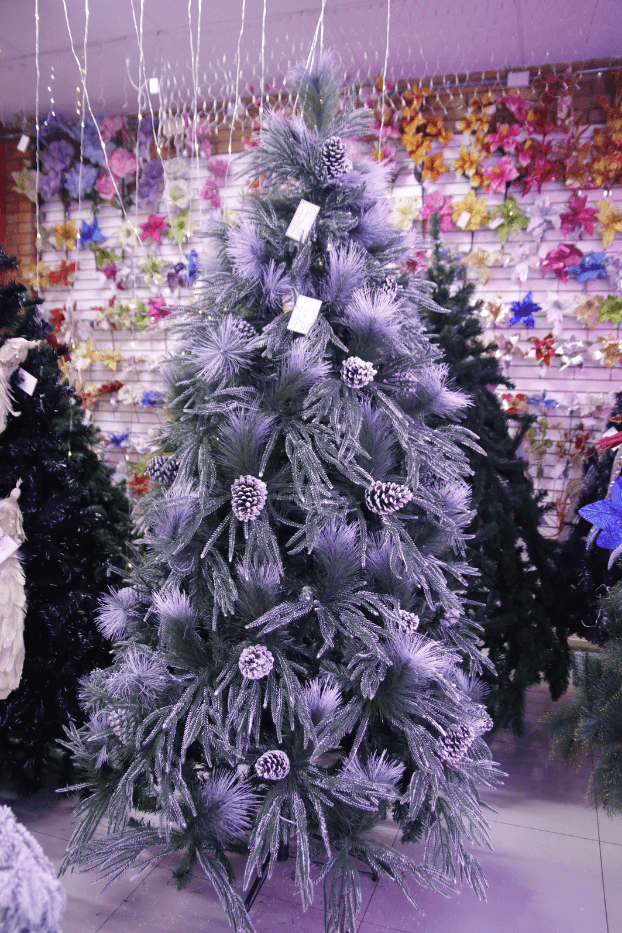 SP2420-180 Árbol de lujo semi nevado de 1,80 m con piñas. - Árboles de Navidad Envios a Bogotá y toda Colombia | Dkora Colombia