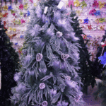 Árbol de lujo semi nevado de 1,80 m con piñas. - Árboles de Navidad Envios a Bogotá y toda Colombia | Dkora Colombia